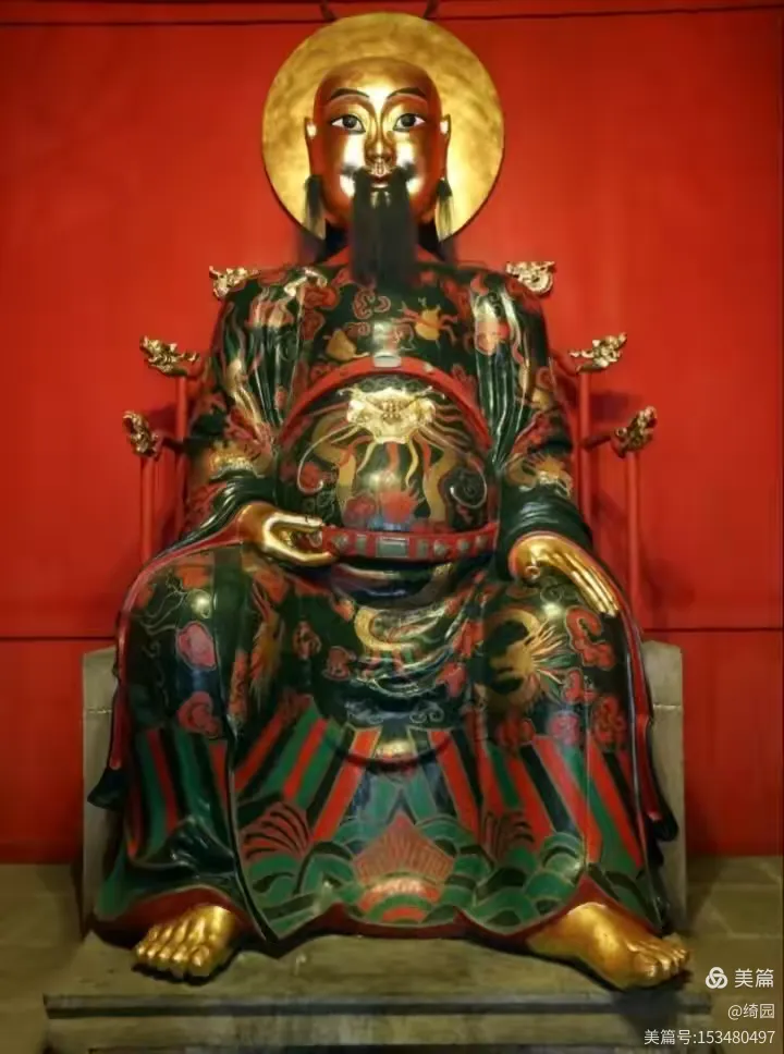 披发端坐,清静庄严,彩绘龙袍,金光内耀,是祖庙供奉的主要神像